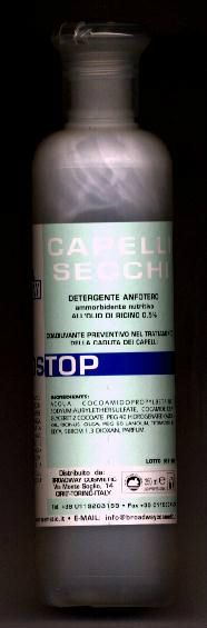 SHAMPOO PER RICOSTRUZIONE
€.6,50

                 IMMEDIATA

PER  RISOLVERE IL  PROBLEMA DEI  CAPELLI  DISIDRATATI,

 SECCHI E  OPACHI, PER RENDERE  I  CAPELLI

IMMEDIATAMENTE  PETTINABILI  E PERFETTAMENTE  SANI.

IL  TRATTAMENTO TRICOSTOP  PER LA  RICOSTRUZIONE  DEI

 CAPELLI E’ COMPOSTO  DI  3  PRODOTTI. TRICOSTOP  

SHAMPOO  FLACONE DA  500 ML. ALLA  CAMOMILLA  E

ACIDO GLICOLICO 2%.  SI  PUO’  USARE  SEMPRE, 

SPECIALMENTE   PER  CAPELLI  TINTI, DECOLORATI,

SECCHI  O  MOLTO  ARRICCIATI  (NATURALI  O  PERMANENTATI).

SI  RACCOMANDA  L’USO  DI  DOSI MODERATE  MA

 CON  DUE  PASSAGGI DI  SHAMPOO  E  DUE  RISCIACQUI.

INGREDIENTI: ACQUA,GLICOLIC  ACID,

COCCOILAMIDOPROPILBETAINE,

SODIUMLAURILETHER  SULFATE, COCAMIDE  DEA,

POLIQUATERNIUM 40, PEG 50 LANOLIN,

CAMOMILLA RECUTITA, PARFUM, TRIETANOLOMINE, 5BROM

5NITRO  1,3 DIOXAN.

Broadway cosmetic  s.a.s.

via  Rivette n°20,  cap.10073  Ciriè, fraz. Devesi Torino (Italy)

Tel.+390115369042.Tel.+390115505215.Fax.+3901109652027.